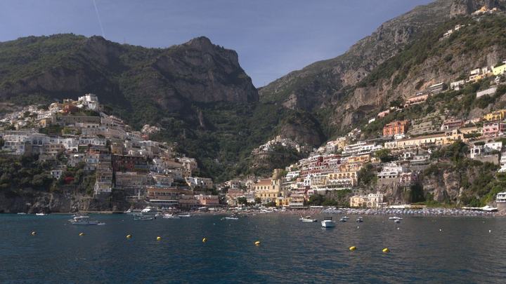 El pueblo vertical de Positano visto desde el agua