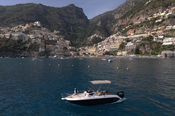 Vista aérea del barco en la bahía de Positano