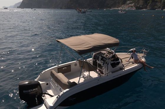 El barco con su toldo en la Costa de Amalfi