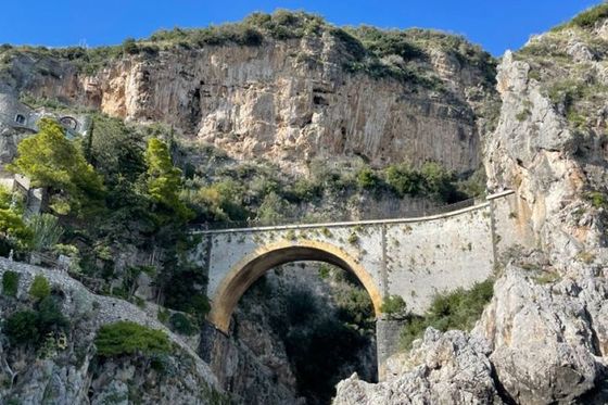 El puente del fiordo de Furore visto desde el barco