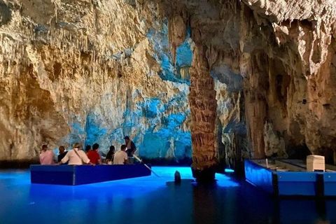 Una barca a remi tra le stalattiti della Grotta dello Smeraldo
