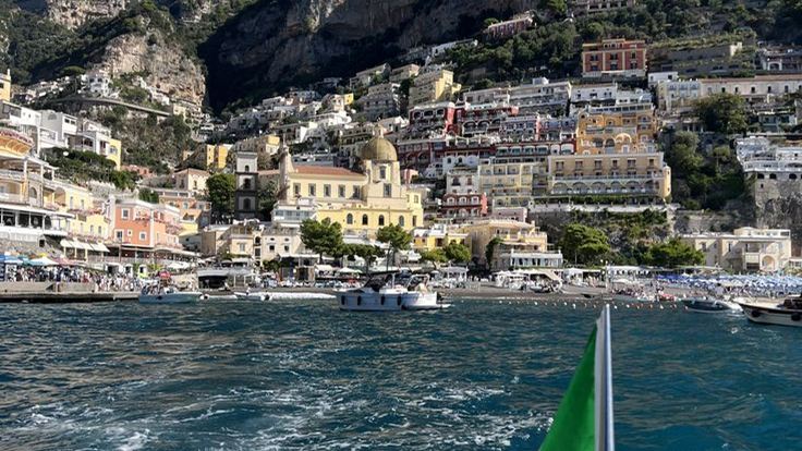 Tour Costa de Amalfi y Capri — saliendo de Positano con la bandera italiana