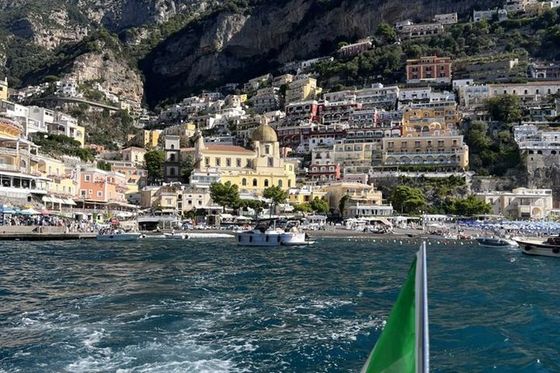 Positano se aleja tras la bandera italiana