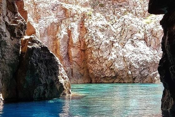 Acqua turchese all'imbocco di una grotta marina