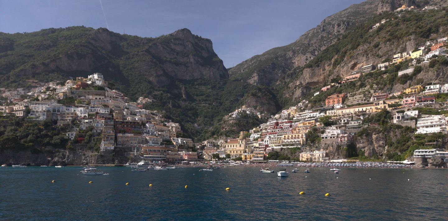 Positano vista desde el mar, con sus casas descendiendo por el acantilado