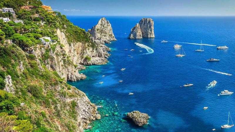 Tour de Capri — los Faraglioni y la costa de Capri vistos desde lo alto