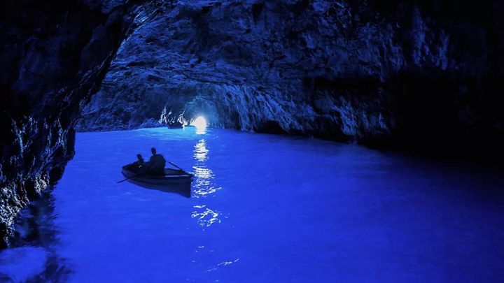 El interior de la Gruta Azul en Capri
