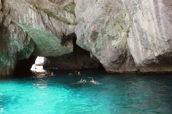 Cueva marina turquesa en Capri