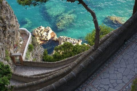 Via Krupp winding down to the Capri coast