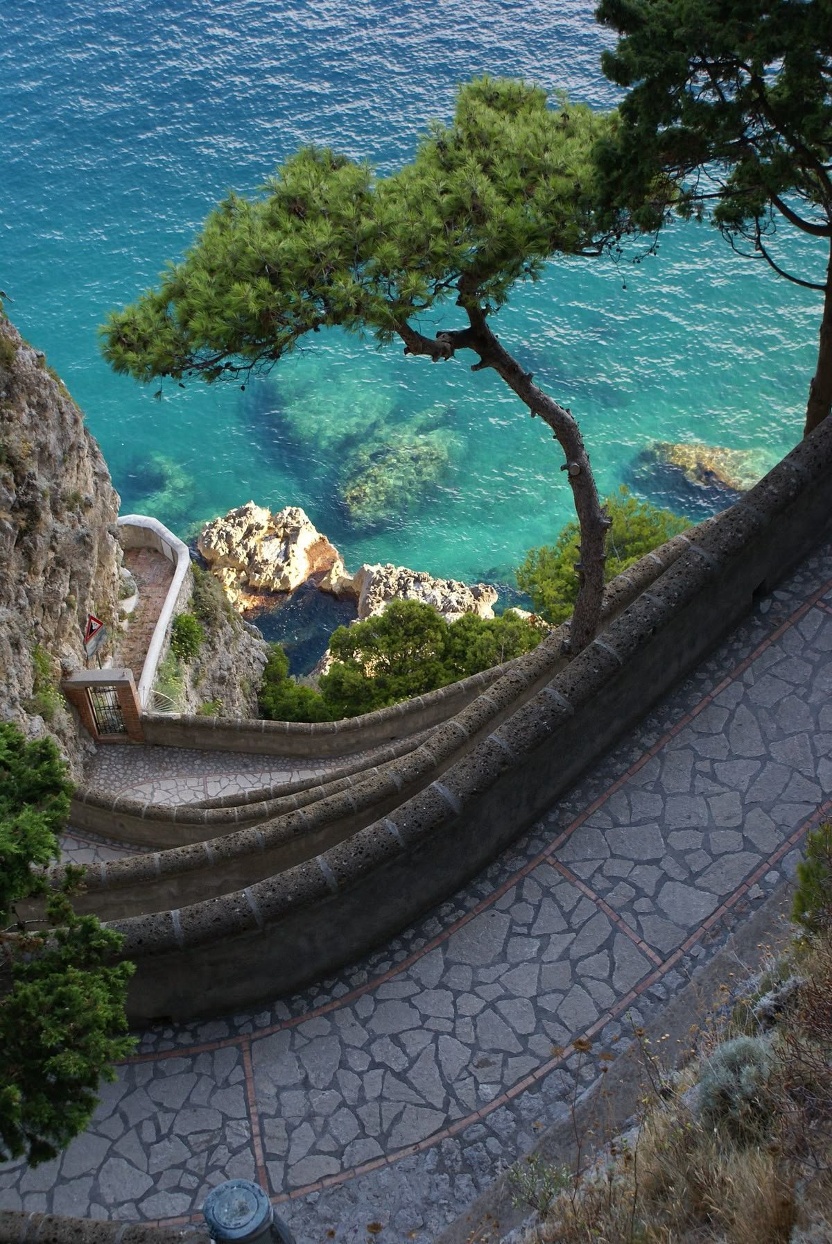 Via Krupp winding down to the Capri coast