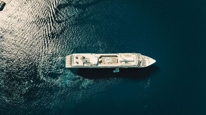 Excursiones para cruceristas — vista aérea de un crucero en el azul del Mediterráneo