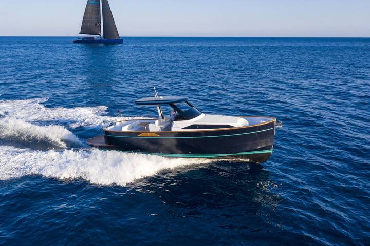 The Apreamare Gozzo 35 cruising the open sea