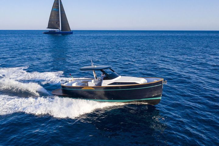 The Apreamare Gozzo 35 cruising the open sea