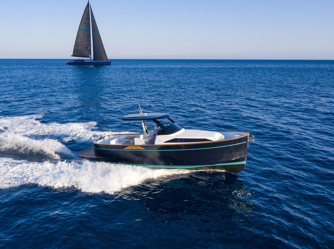 The Apreamare Gozzo 35 cruising the open sea
