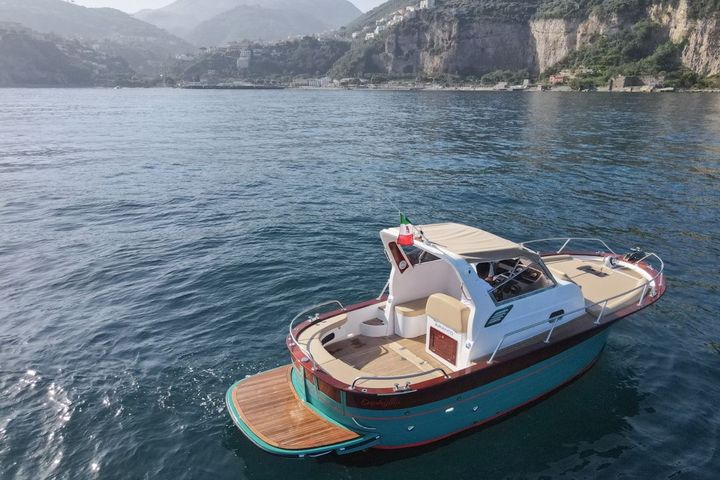 El Gozzo 26 navegando hacia la costa