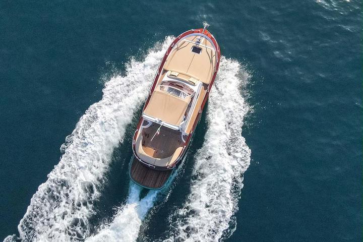 Un gozzo navegando en mar abierto, visto desde arriba