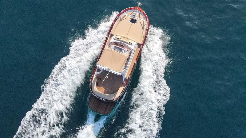 Gozzo 26 — vista aérea del barco en el mar