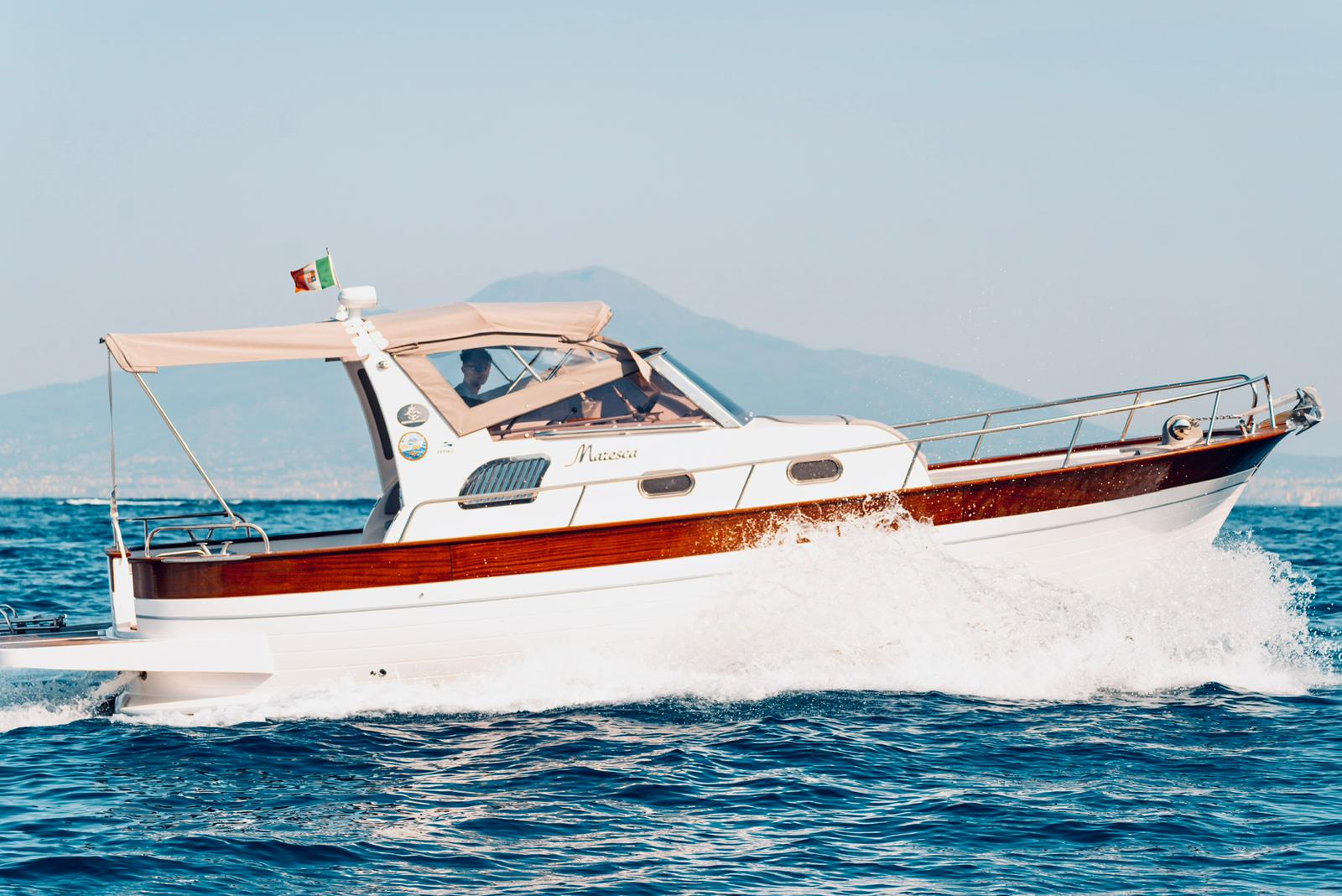 Gozzo 30 cruising along the coast