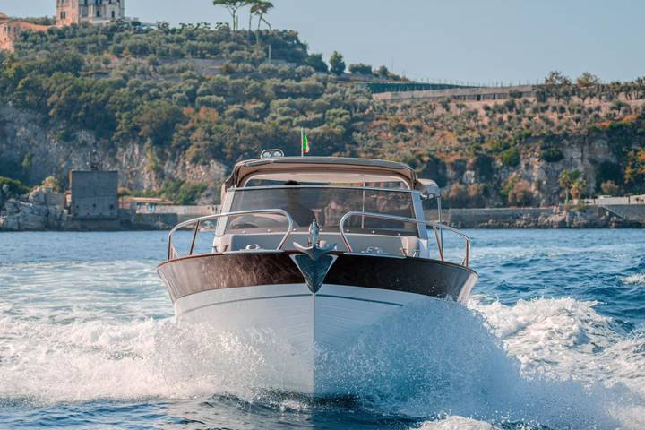 The Gozzo 30 cruising along the coast, bow view